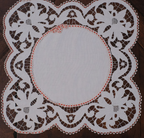 Beyaz İsviçre keteni üzerine kolberli ve ajurlu beyaz iş deseniyle işlenmiş zarif sandık örtüsü.