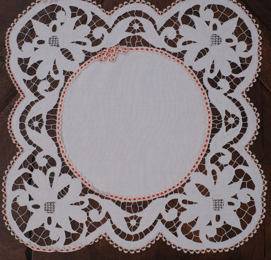 Beyaz İsviçre keteni üzerine kolberli ve ajurlu beyaz iş deseniyle işlenmiş zarif sandık örtüsü.