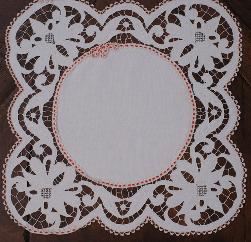 Beyaz İsviçre keteni üzerine kolberli ve ajurlu beyaz iş deseniyle işlenmiş zarif sandık örtüsü.