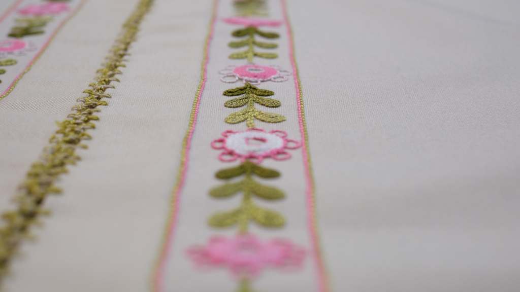 Bilonya teknikleriyle işlenmiş antika parçaların birleşimiyle oluşturulan şık bir vitrin örtüsü.