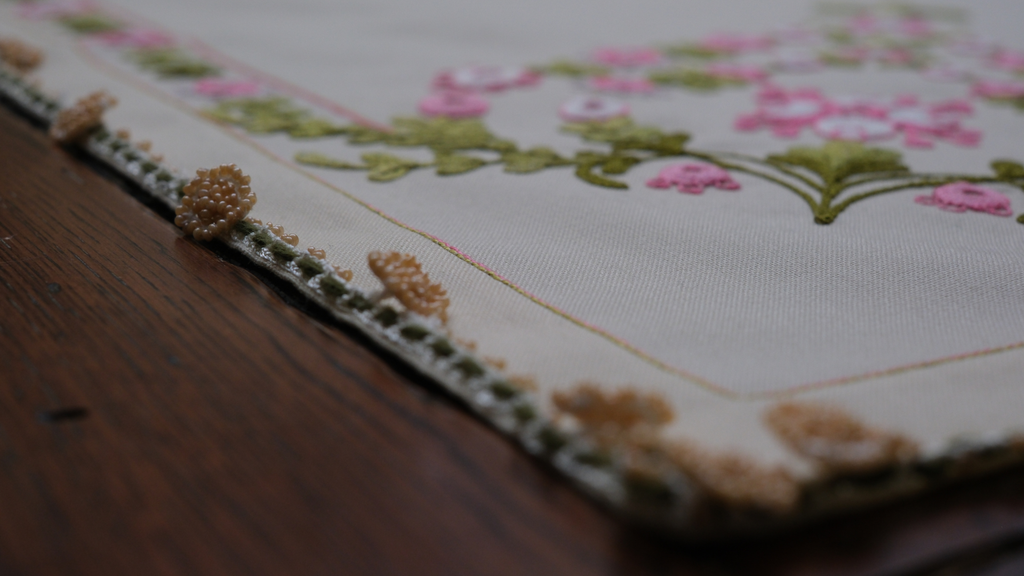 Bilonya tekniği ile işlenmiş krem iş keteni, çok amaçlı kullanıma uygun şık sehpa örtüsü.