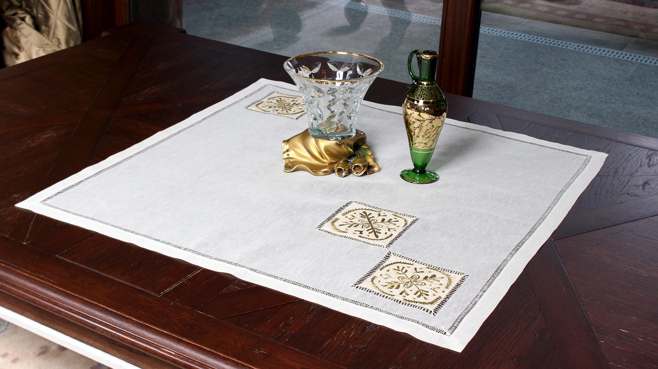 El yapımı özel taban ve kulp tasarımına sahip, zarif detaylarla süslenmiş vintage cam vazo, dekoratif bir obje olarak sergilenebilir.