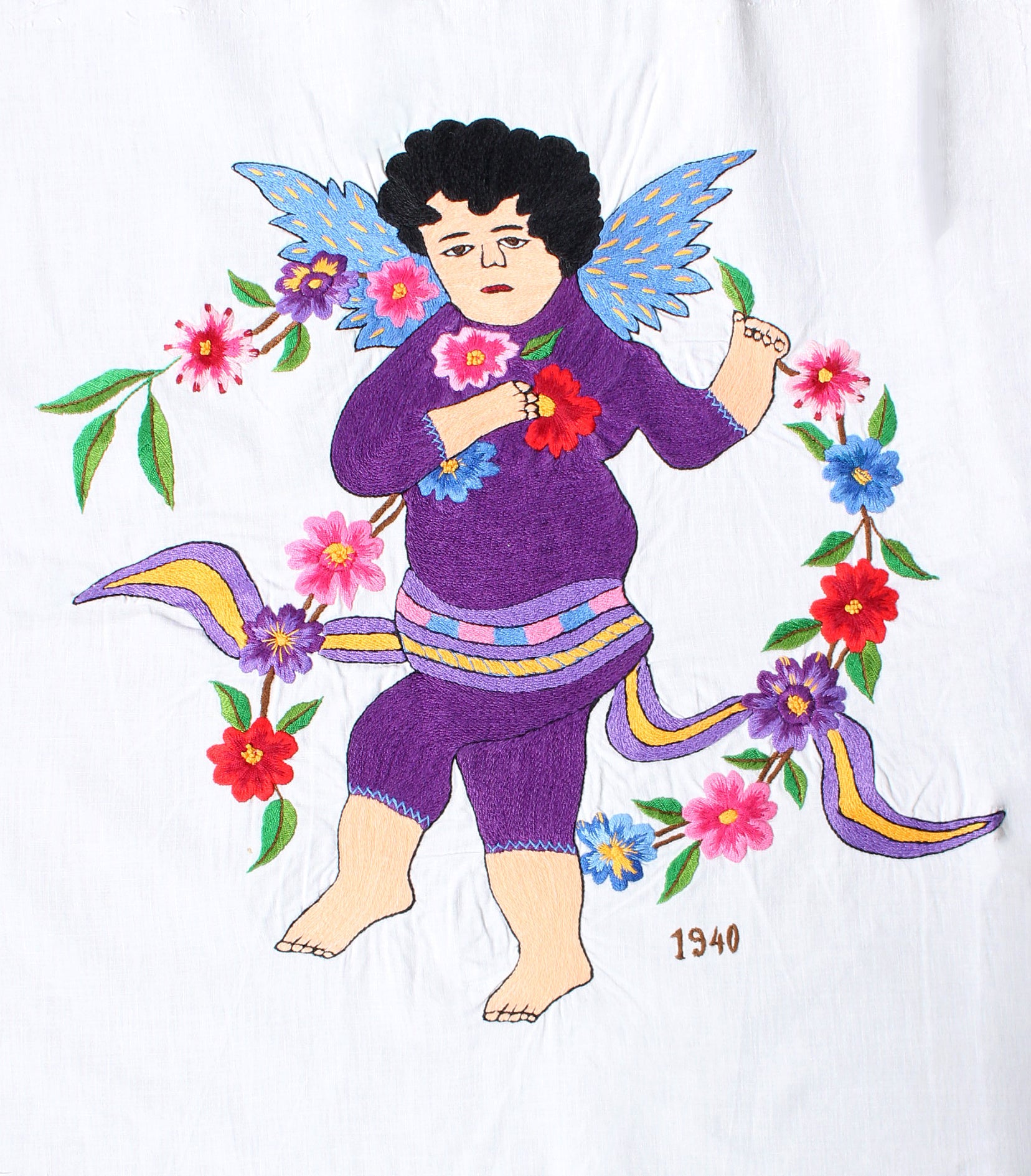 1940 yılına ait tamamen elde hazırlanmış antika kırlent yüzü, melek figürü ve çiçek işlemeleriyle süslenmiş vintage dekoratif parça.