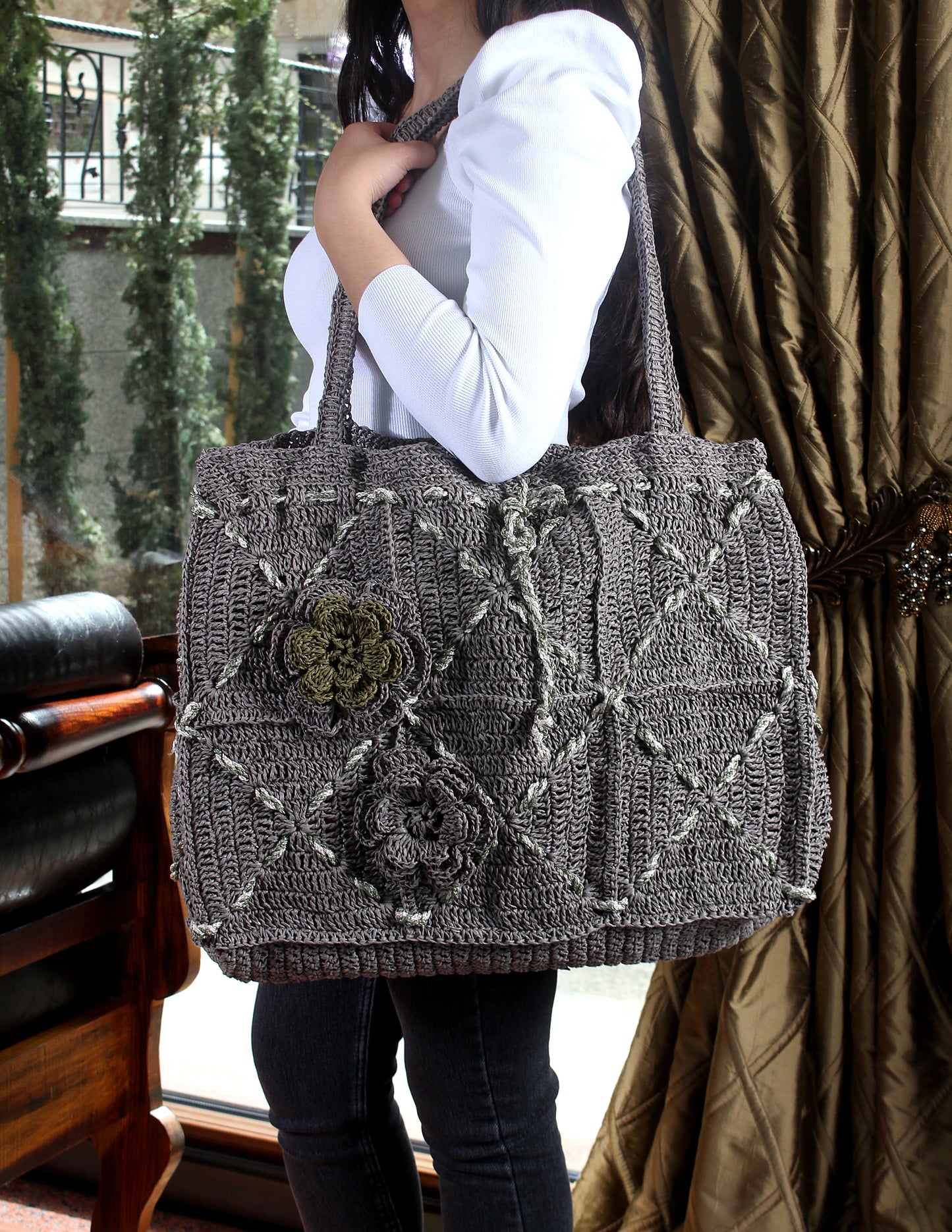 Gri kağıt iplikle tığ işiyle hazırlanmış, volanlı ağız kısmı ve renkli floş kordonlarla süslenmiş, yaz ve bahar günlerine uygun çanta.