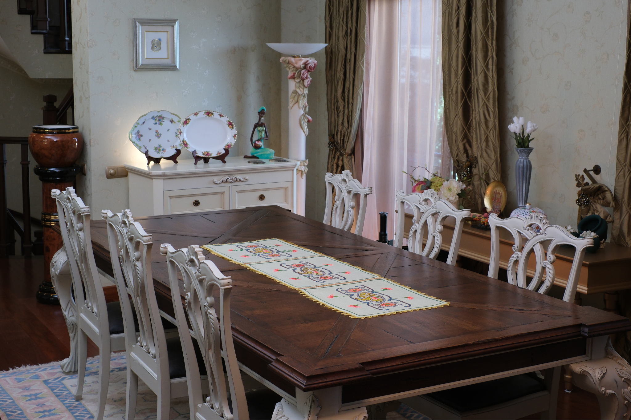 İpek ipliklerle detaylandırılmış vintage filiz yeşili masa örtüsü.