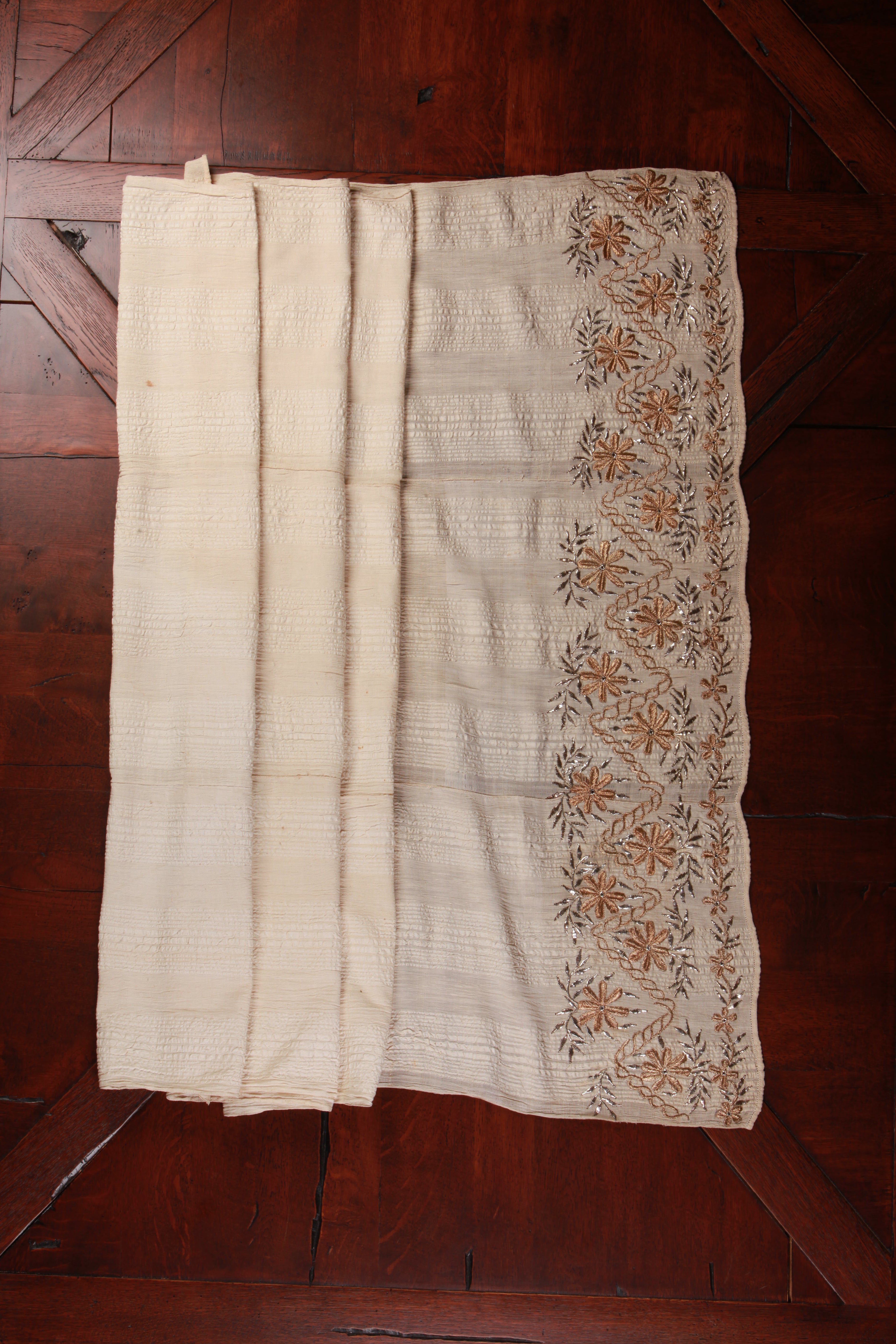 El işçiliği ile süslenmiş geleneksel bürümcük kumaştan çok amaçlı örtü. Vintage ve otantik dekor sevenler için zarif bir seçenek.