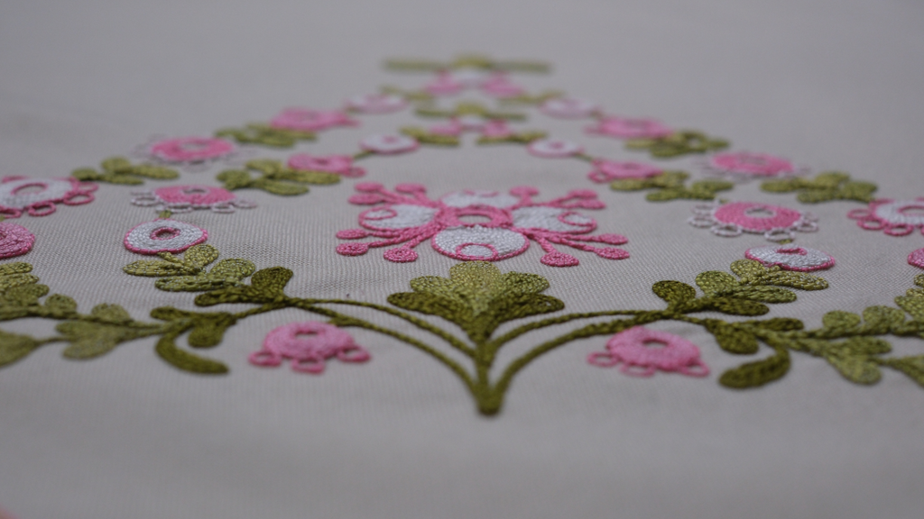 Kasnakta renkli molina ipliklerle işlenmiş, koleksiyon değeri taşıyan vintage aksesuar.