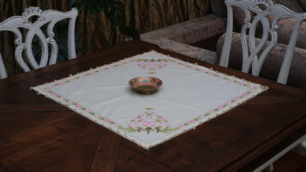 Krem rengi iş keteni üzerine bilonya nakış tekniğiyle işlenmiş, zarif vintage dekoratif örtü.