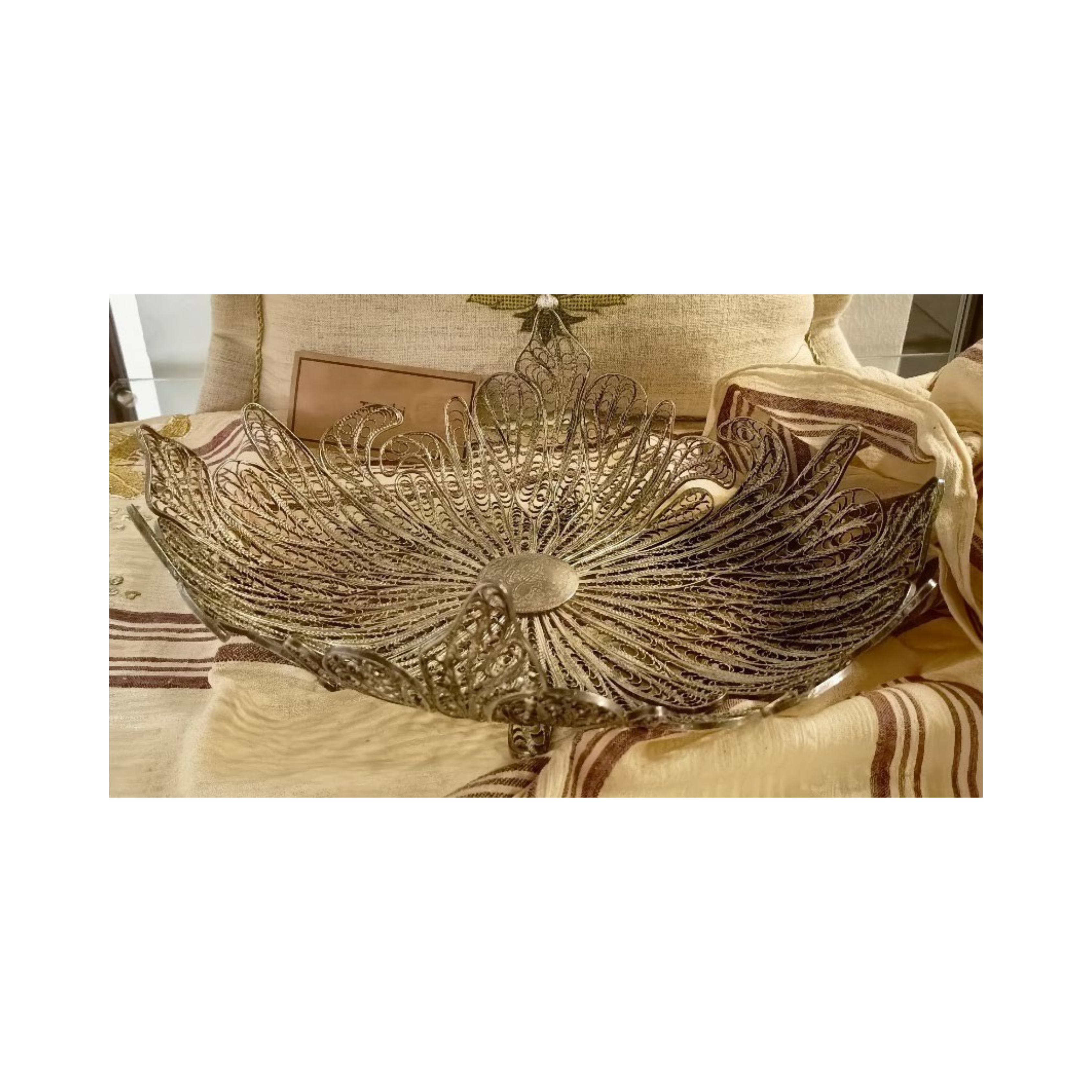 Ortası madalyon tarzı bir plaka ile belirlenen tabağın tamamı teller ile oluşturulmuştur. Yassı teller ile oluşturulan çatıların iç dolgusu teller ile sağlanmıştır. Motif olarak baktığımızda birbirine doğru kıvrılan bükülen yapraklar olarak görmek mümkündür.