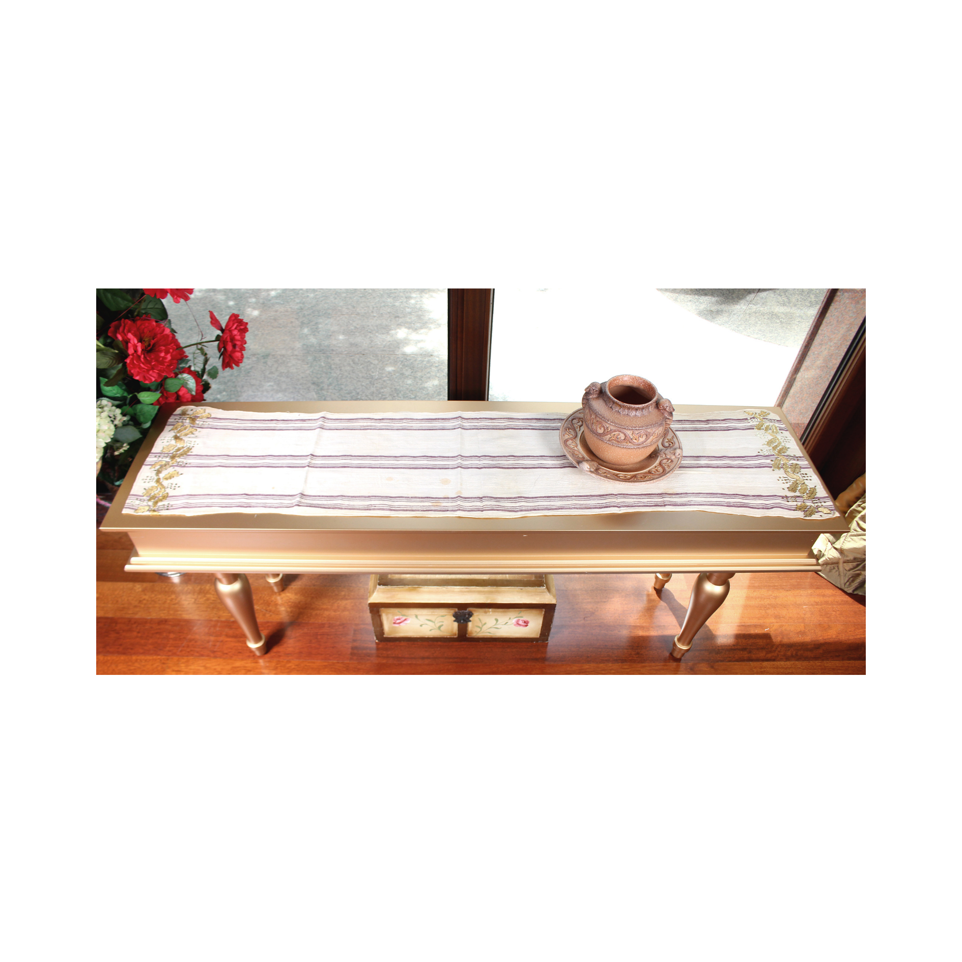 El işçiliğiyle hazırlanmış, tel sarma desenleriyle süslenmiş zarif masa örtüsü. Pürnur koleksiyonundan, geleneksel ve dekoratif dokunuşlarla zenginleştirilmiş otantik bir parça.