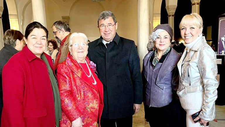 Seher Ayral ve katılımcılar, Ankara Etnografya Müzesi’nde düzenlenen 'Sandığımda Gelecek Var' sergisinin açılışında bir araya geliyor.