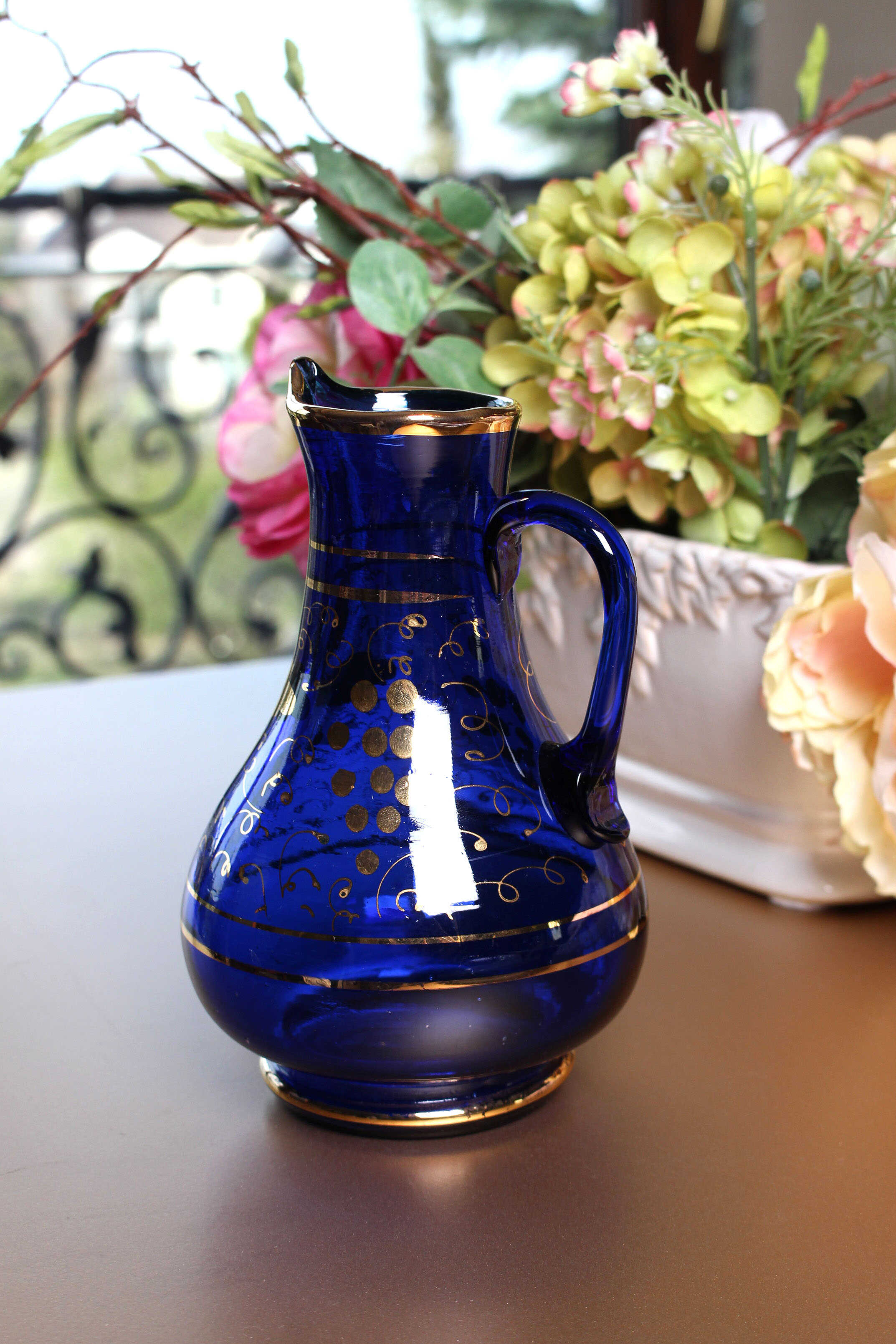 El işçiliğiyle üretilen ve özel üfleme cam tekniğiyle şekillendirilen lacivert vazo, Seher Ayral koleksiyonuna ait nadir bir sanat eseridir.