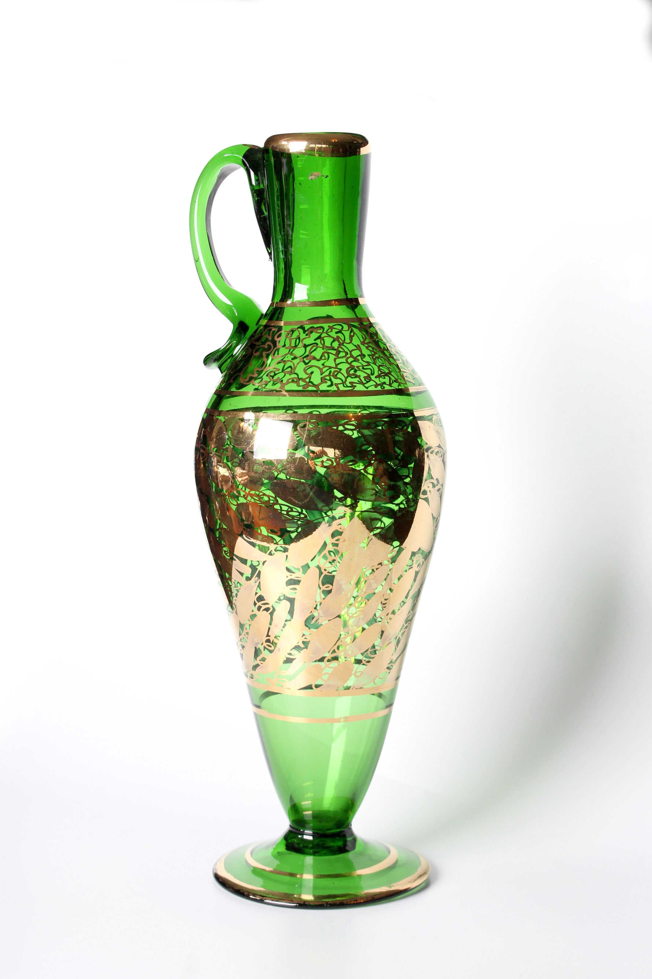 1980’li yıllarda butik olarak üretilmiş, üfleme cam tekniğiyle şekillendirilmiş, gold yaldız desenli yeşil dekoratif vazo.