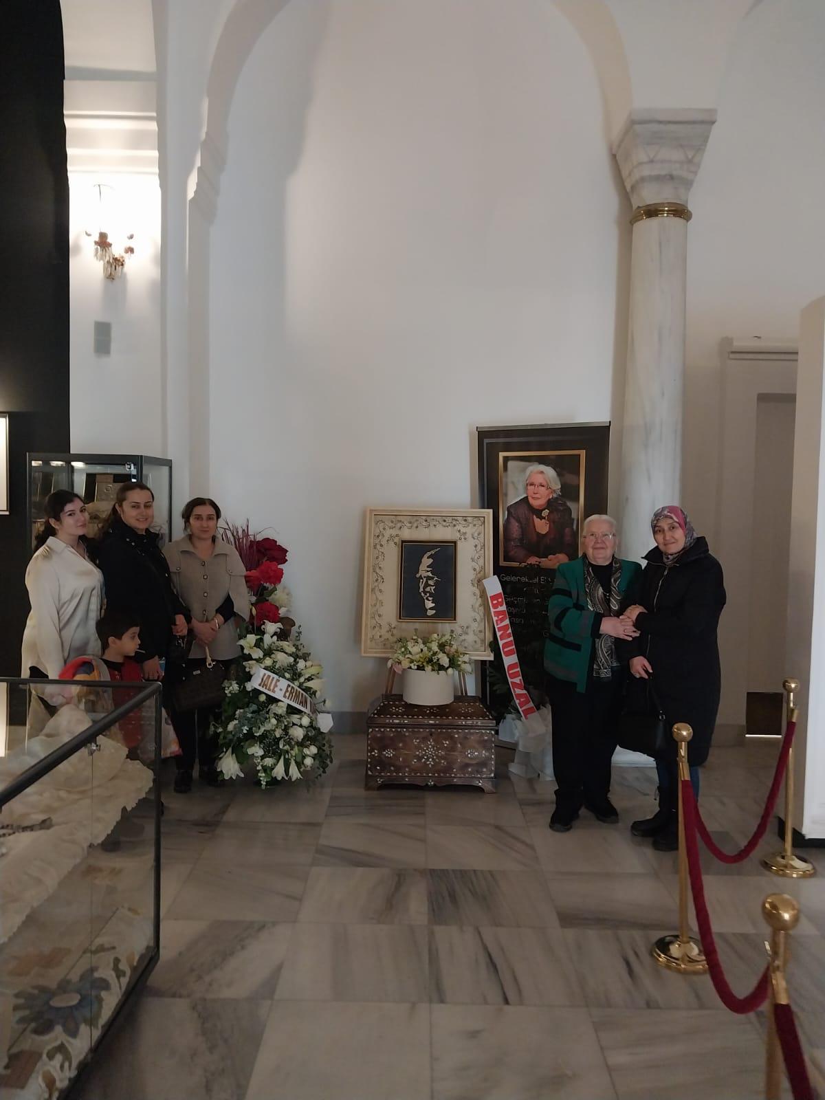 Ankara Etnografya Müzesi’nde düzenlenen 'Sandığımda Gelecek Var' sergi alanında sanat eserleri ve ziyaretçiler yer alıyor.