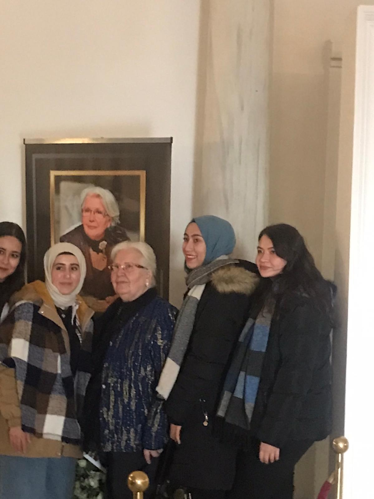 Seher Ayral’ın el sanatları sergisini gezen konuklar, sanat eserlerini inceleyerek kültürel mirası keşfediyor.