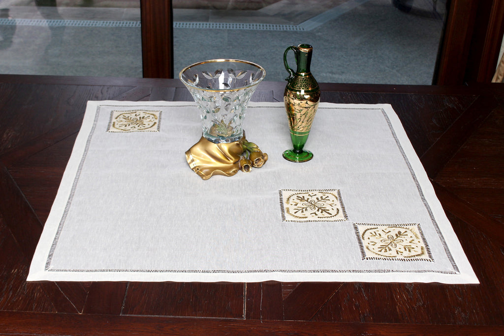 Seher Ayral için 1980’lerde üretilmiş, yaşam alanlarına şıklık katan, gold yaldız desenli, antikadan uyarlama cam sanat eseri.