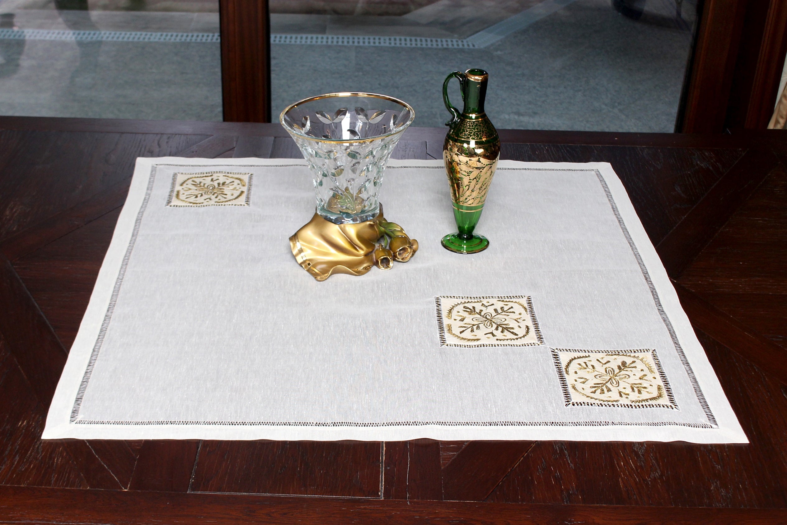 Seher Ayral için 1980’lerde üretilmiş, yaşam alanlarına şıklık katan, gold yaldız desenli, antikadan uyarlama cam sanat eseri.