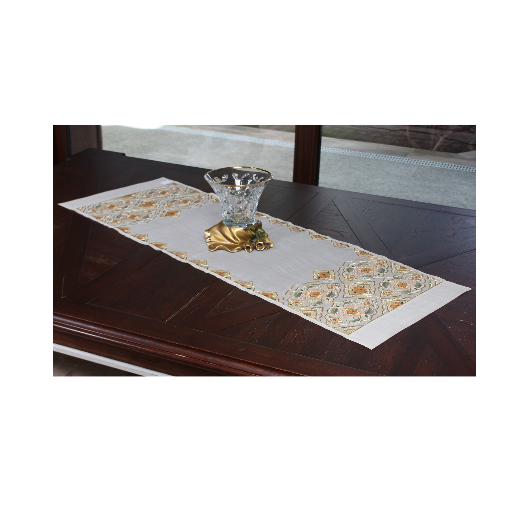 Türk işi el sanatlarıyla süslenmiş, altın işlemeli dekoratif runner masa örtüsü. Zarafeti ve ihtişamı bir arada sunan geleneksel el işçiliği eseri.
