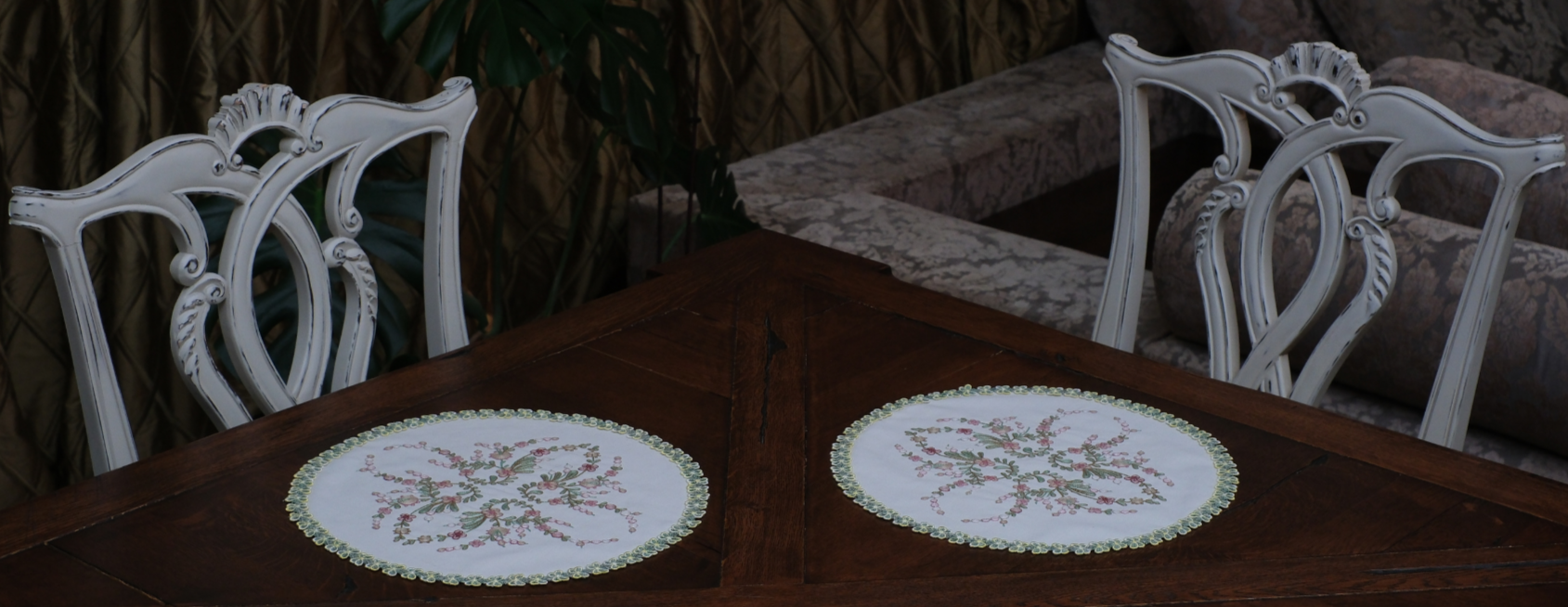 Kenarları kelebek motifli İsviçre güpürü ile süslenmiş, vintage dokusunu koruyan şık bir parça.
