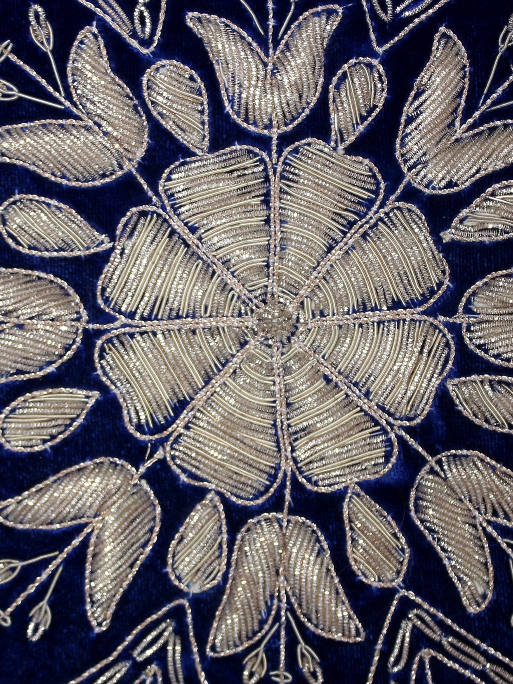 Gökten İşlenen – Gümüş Simli Desenli Kadife Kırlent Kılıfı