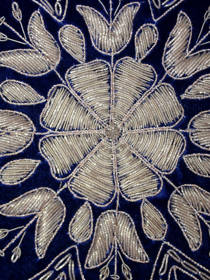 Gökten İşlenen – Gümüş Simli Desenli Kadife Kırlent Kılıfı